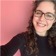 Insegnante di filosofia, credo che stimolare la capacità di riflettere e viaggiare con la mente sia fondamentale e mi piacerebbe aiutare qualcuno a farlo con me